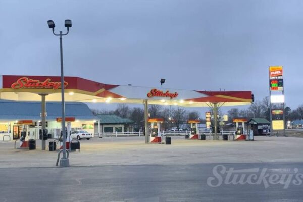 Photo of exterior of Vienna Stuckey's at night.