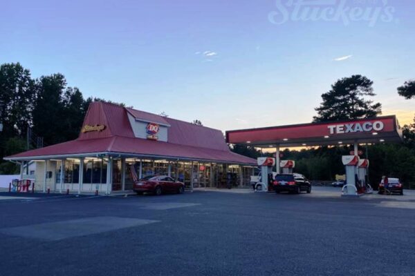 Photo of the exterior of the Summerton Stuckey's store.