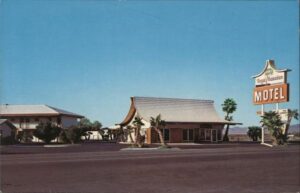 Picture postcard of Arne's Royal Hawaiian Motel back in its heyday.